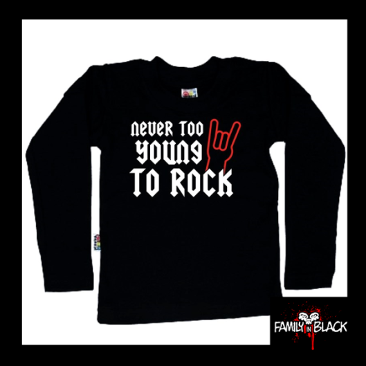 Wzór NEVER TOO YOUNG TO ROCK na czarnej koszulce dziecięcej